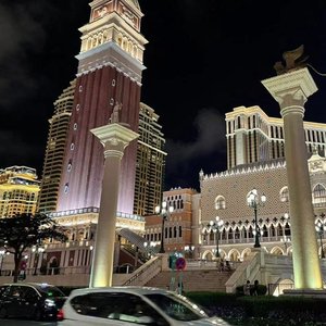 日本疯狂吮乳吸奶头
